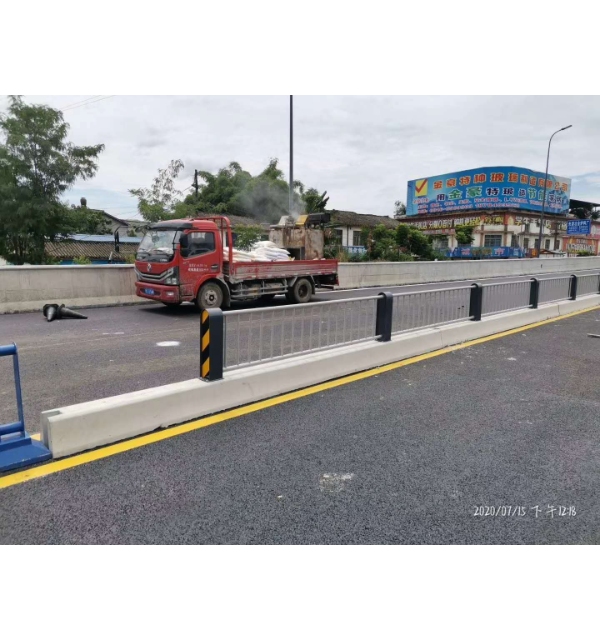 道路护栏_市政交通道路隔离护栏_城市人车分流道路护栏厂家